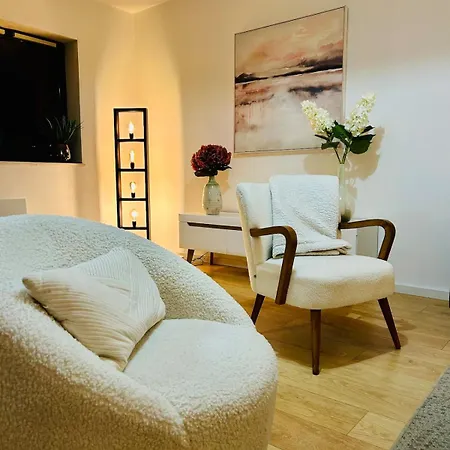 F3 Central, Bright And Quiet In Lejlighed